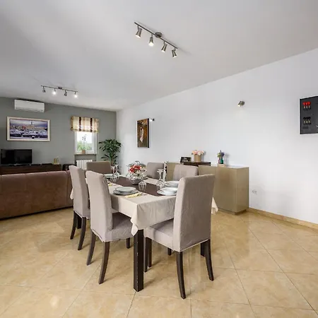 Lovely In With Wifi Holiday home Radetici